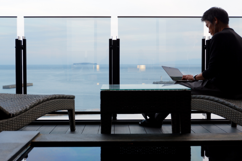 客室には露天風呂とリクライニングチェアも