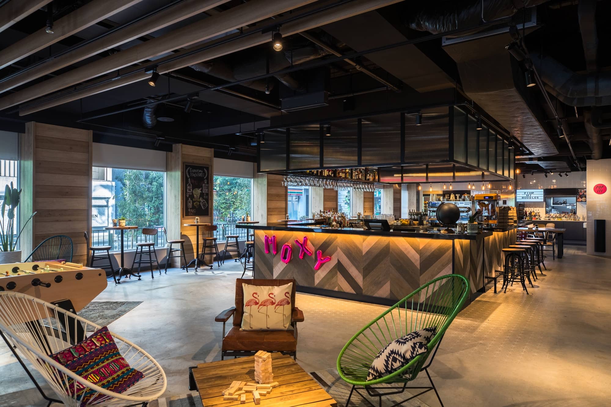 24時間オープンのカフェ&バー「Moxy Bar & Lounge」では、会議の合間にオリジナルカクテルを楽しんだり、テーブルサッカーで盛り上がったり。