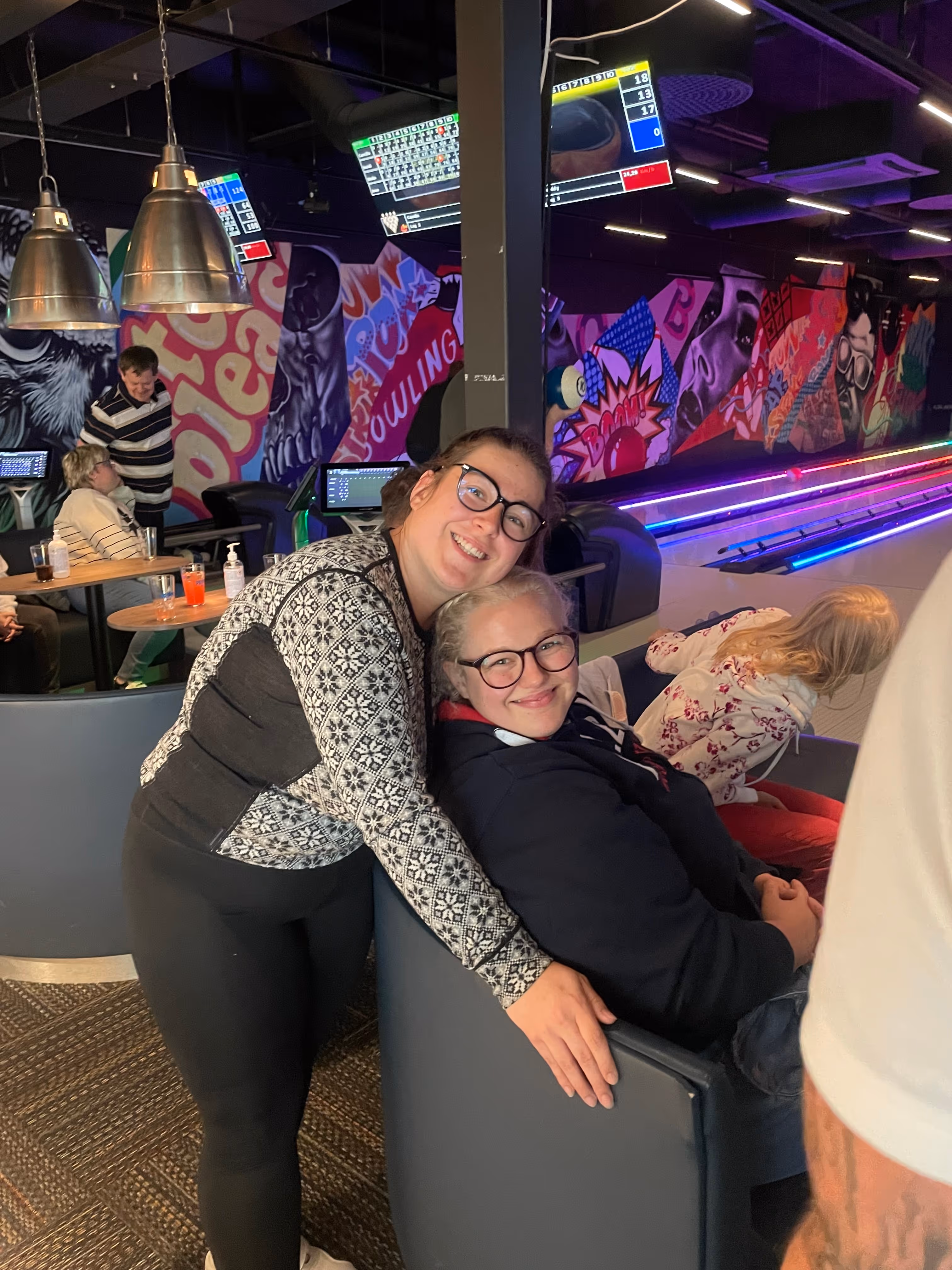 Verktøy arrangert på en perforert verktøytavle, inkludert skiftenøkler, skrujern og hammere i ulike størrelser.