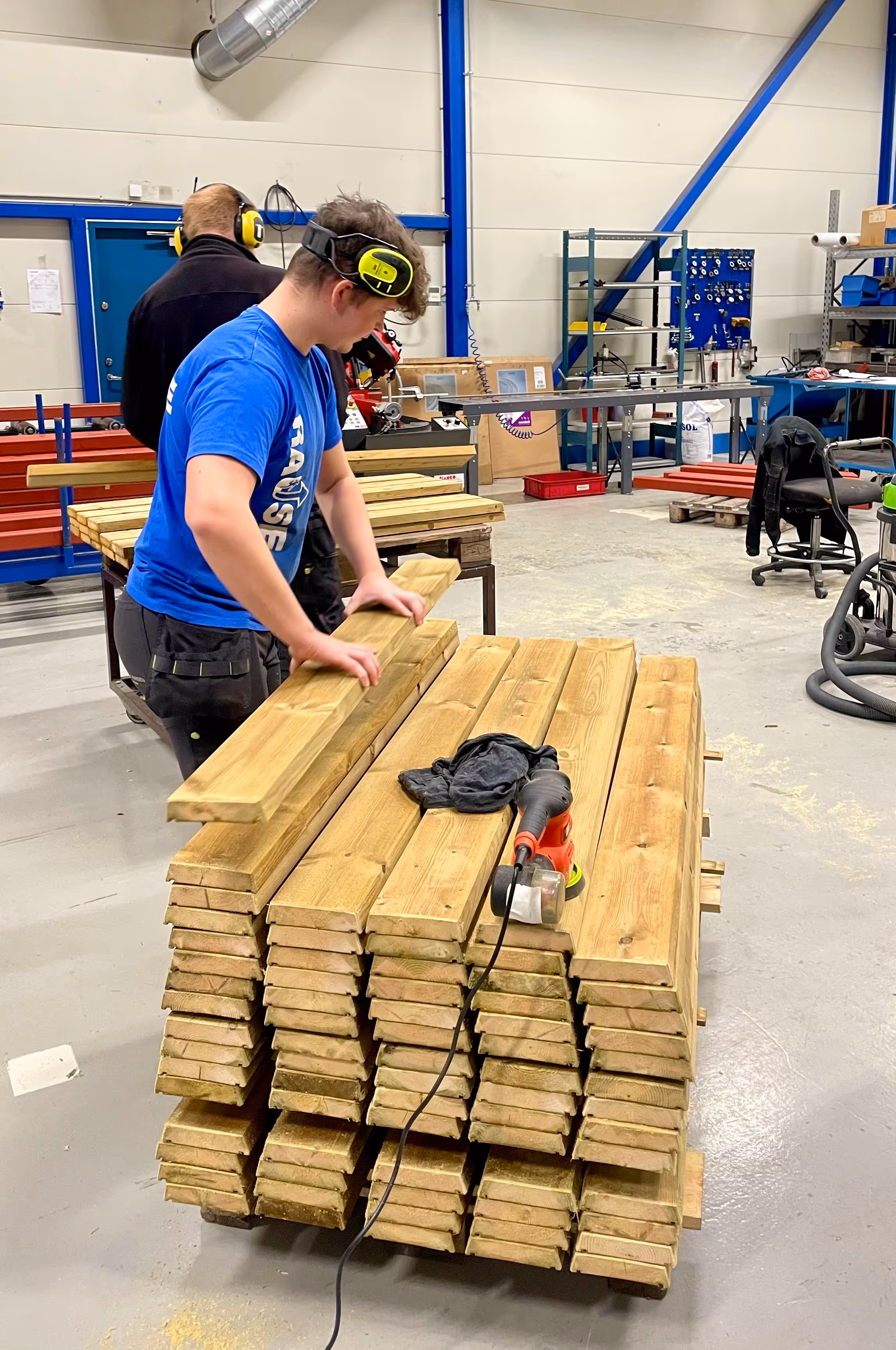 Verktøy arrangert på en perforert verktøytavle, inkludert skiftenøkler, skrujern og hammere i ulike størrelser.