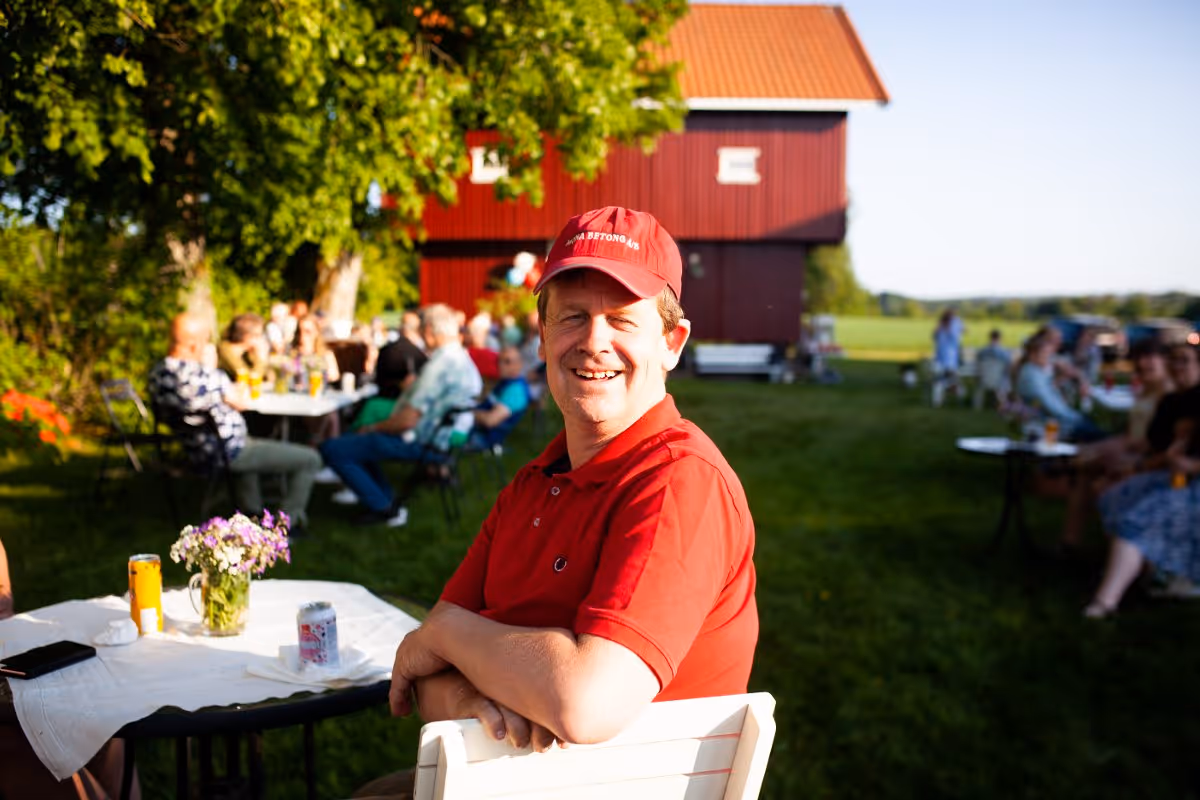 Interiør av en butikk med en trebetjent disk, keramikk, kjøkkenutstyr og en vintage vekt i bakgrunnen.