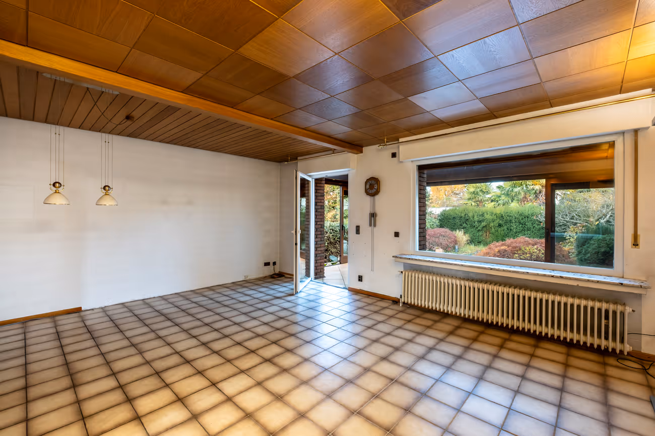 lichtdurchflutetes Wohnzimmer