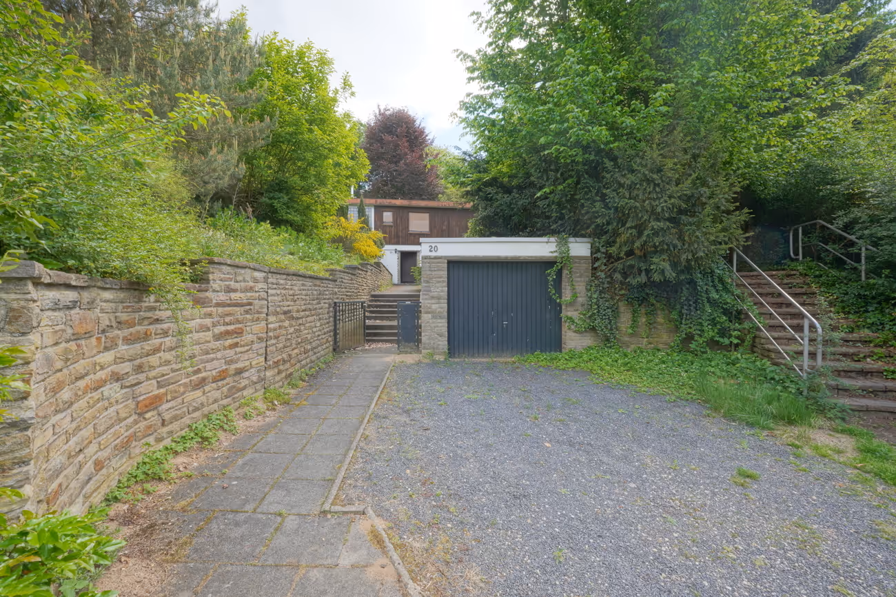 Einfahrt mit Garage