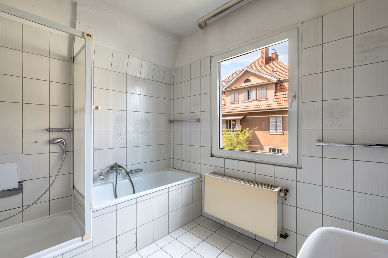 Großes Wannenbad mit Dusche