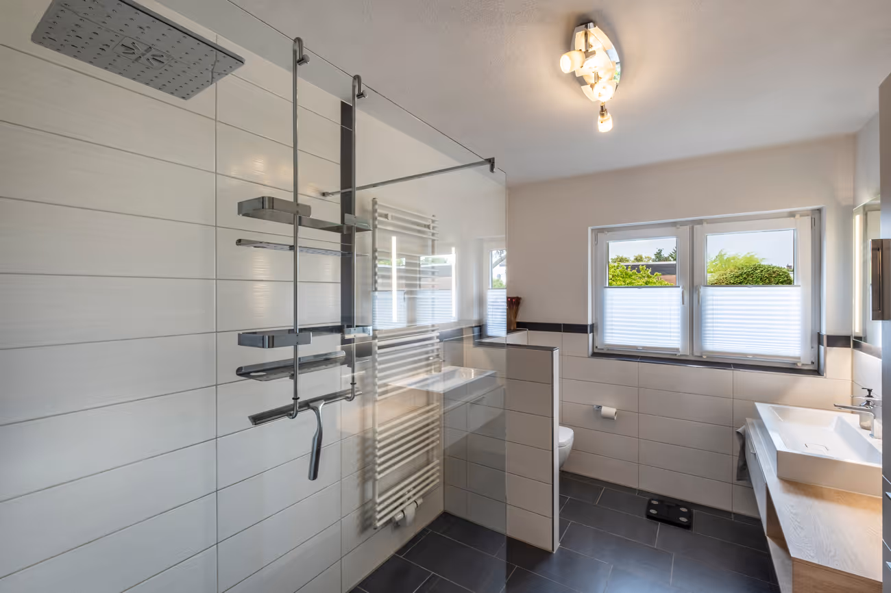Modernes Duschbad