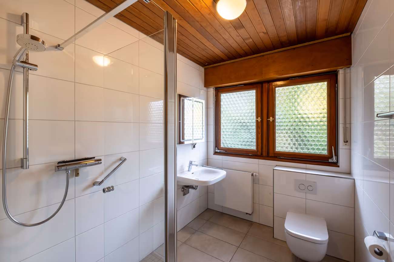 Modernes, helles Badezimmer mit viel Platz