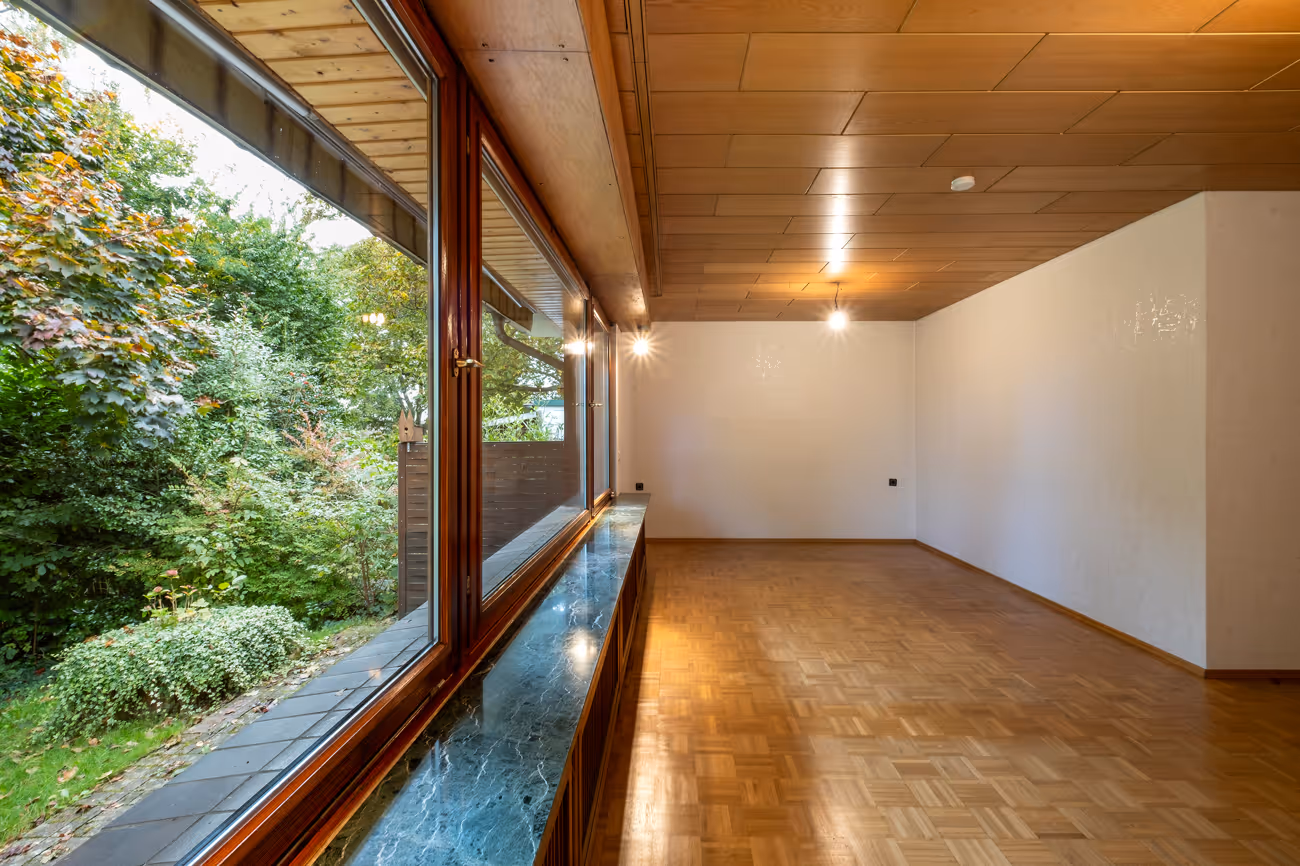 Lichtdurchflutete Fensterfront mit viel Tageslicht