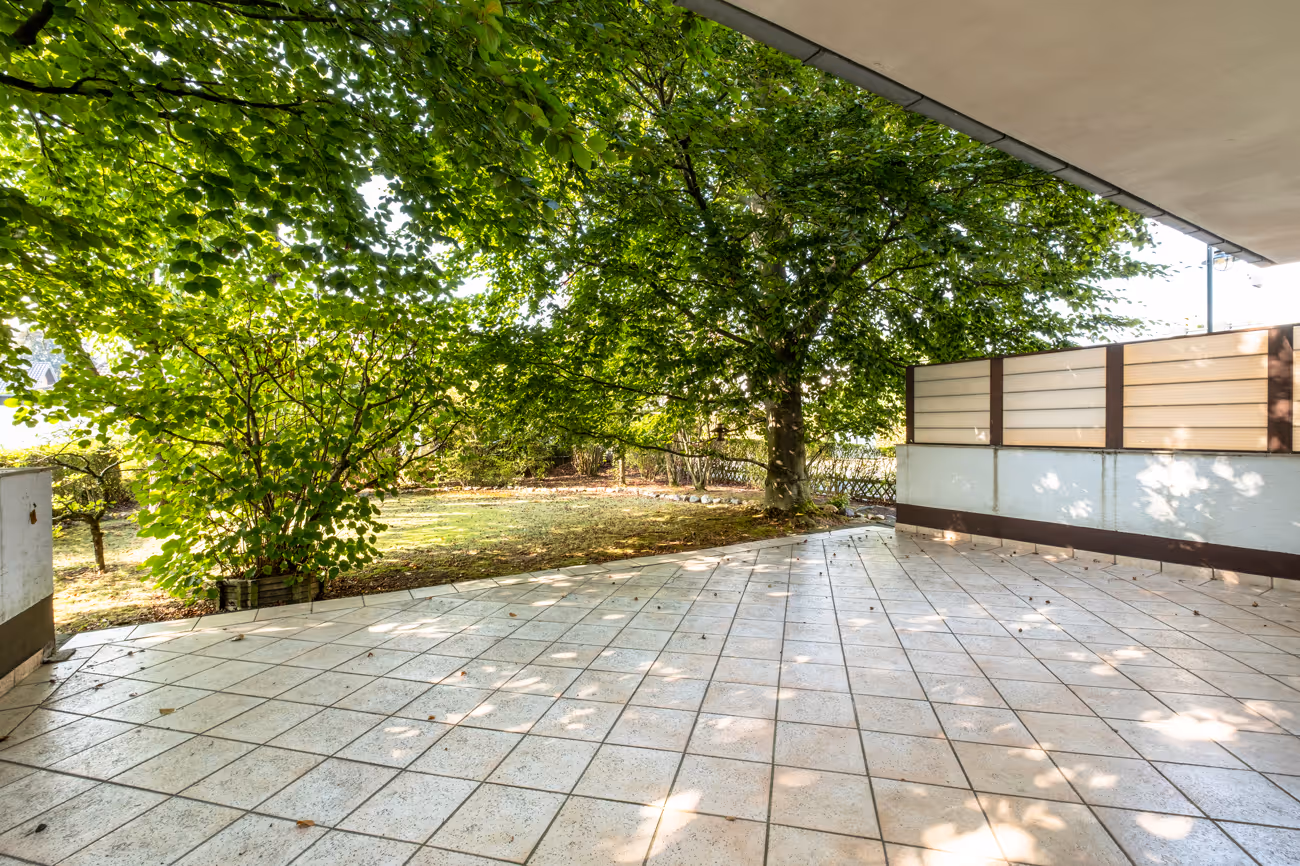 Sonnige Terrasse mit Blick ins Grüne