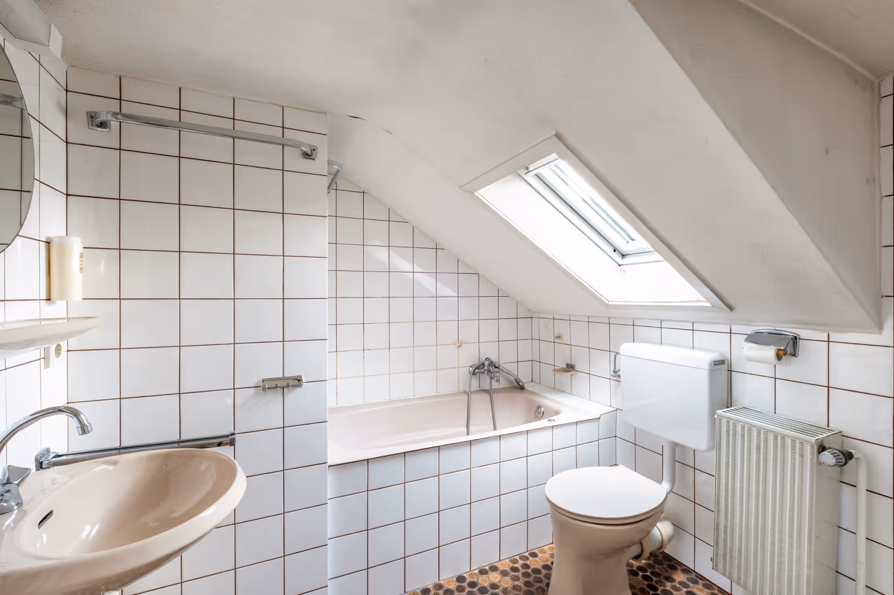 Badezimmer mit Fenster