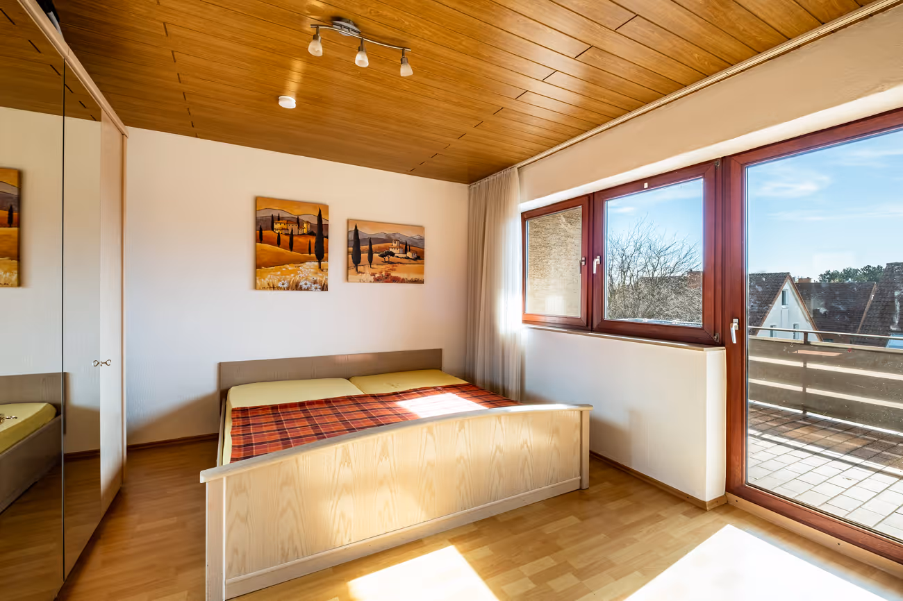 Kinder- oder Arbeitszimmer mit Balkon