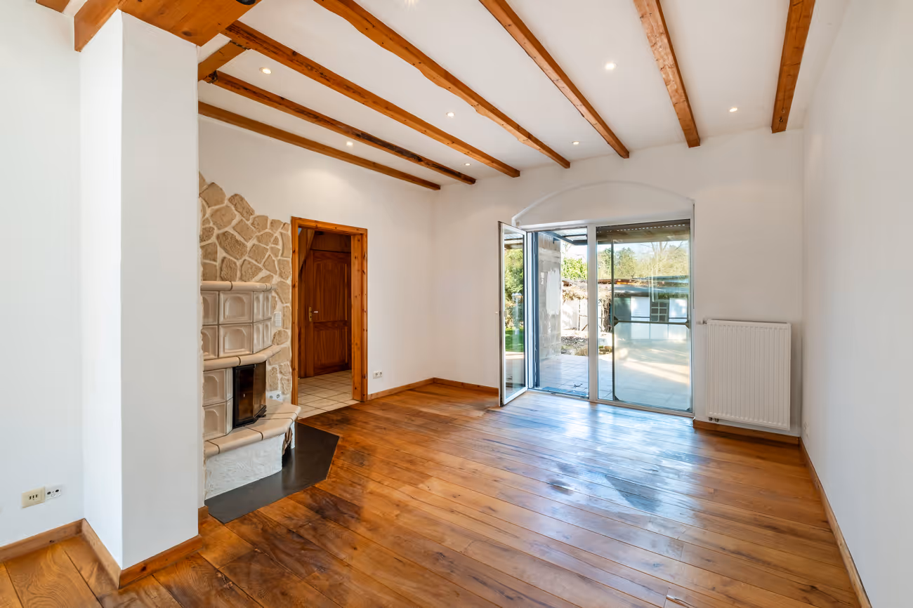 mit Kaminofen und Zugang zur Terrasse