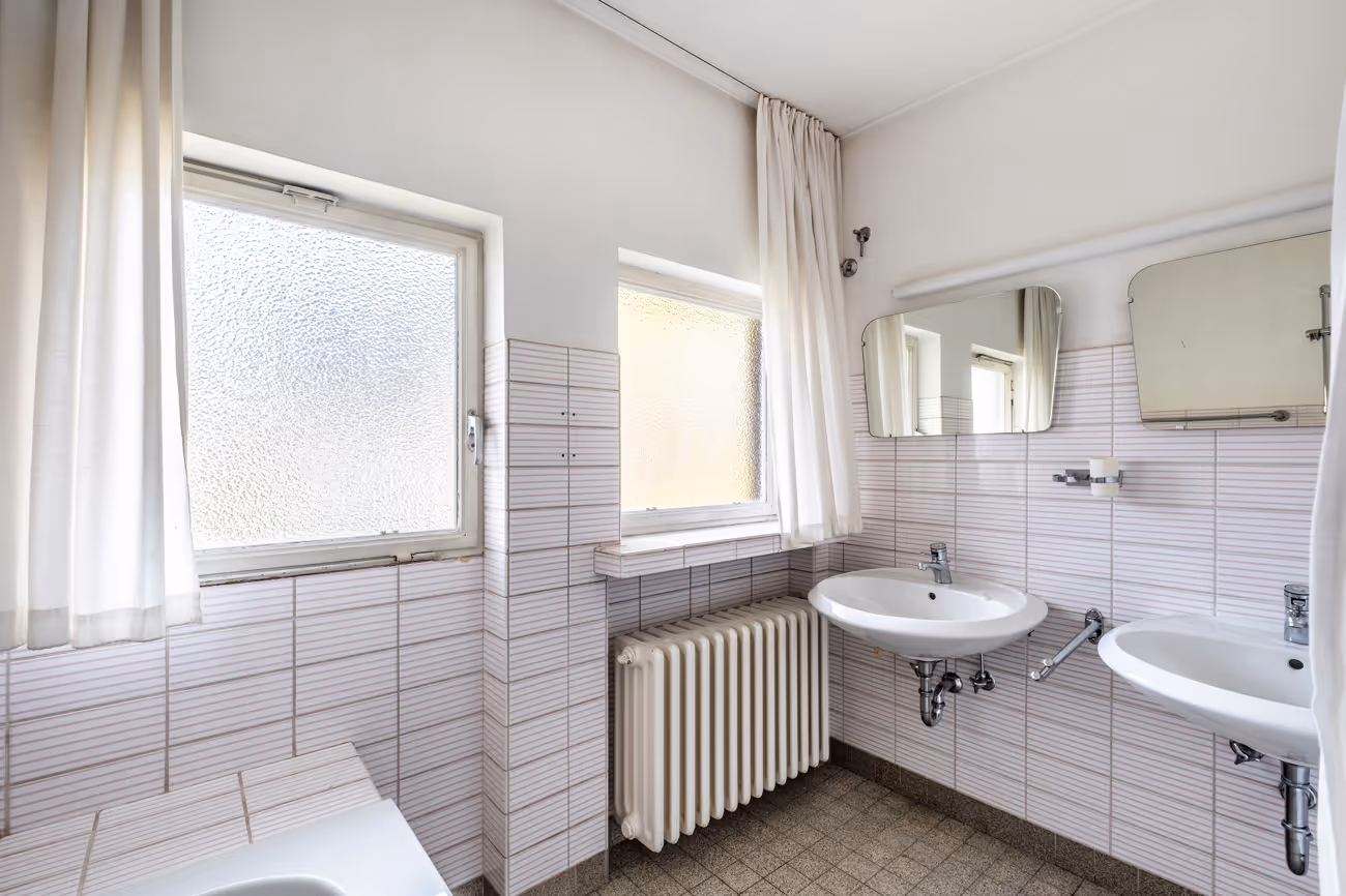 Lichtdurchflutetes Badezimmer