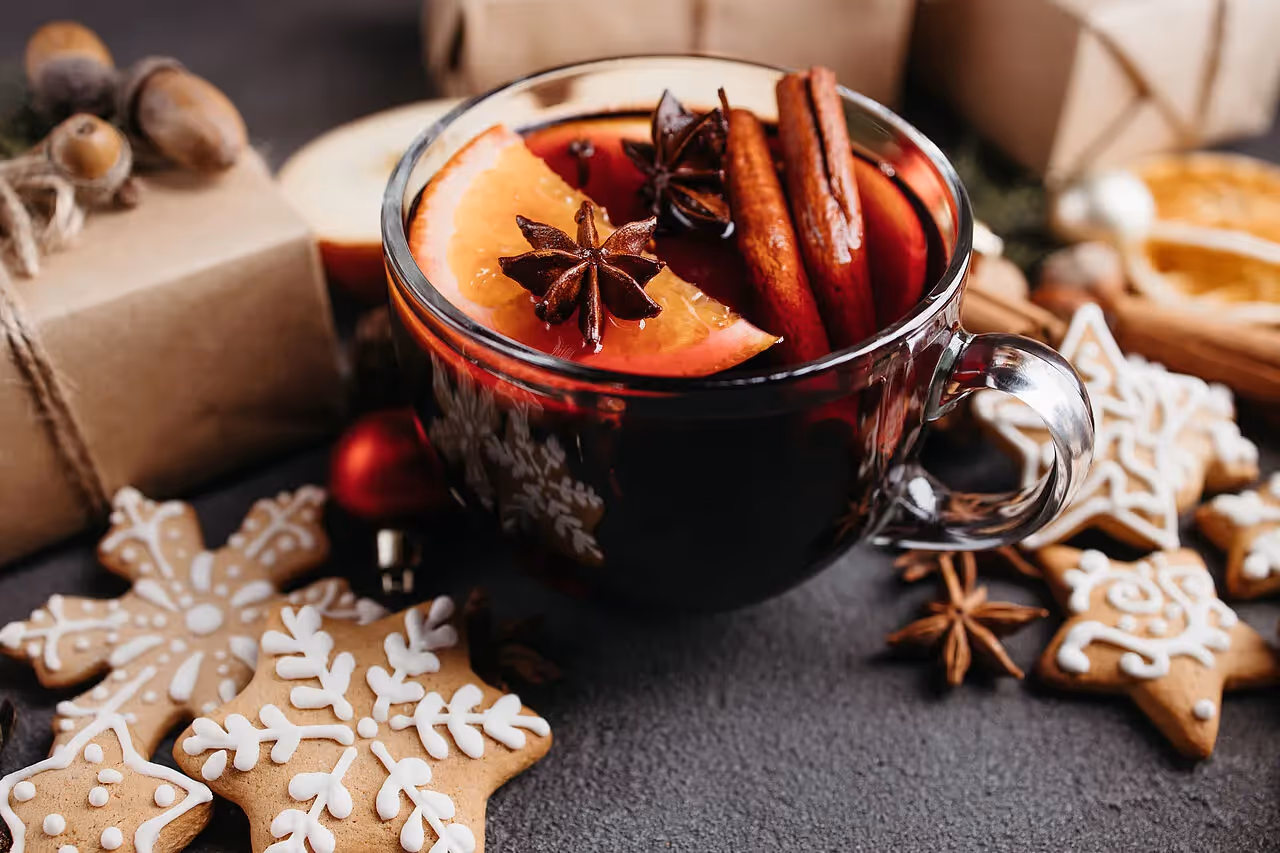 Glühwein mit Orangen, Sternanis und Zimt