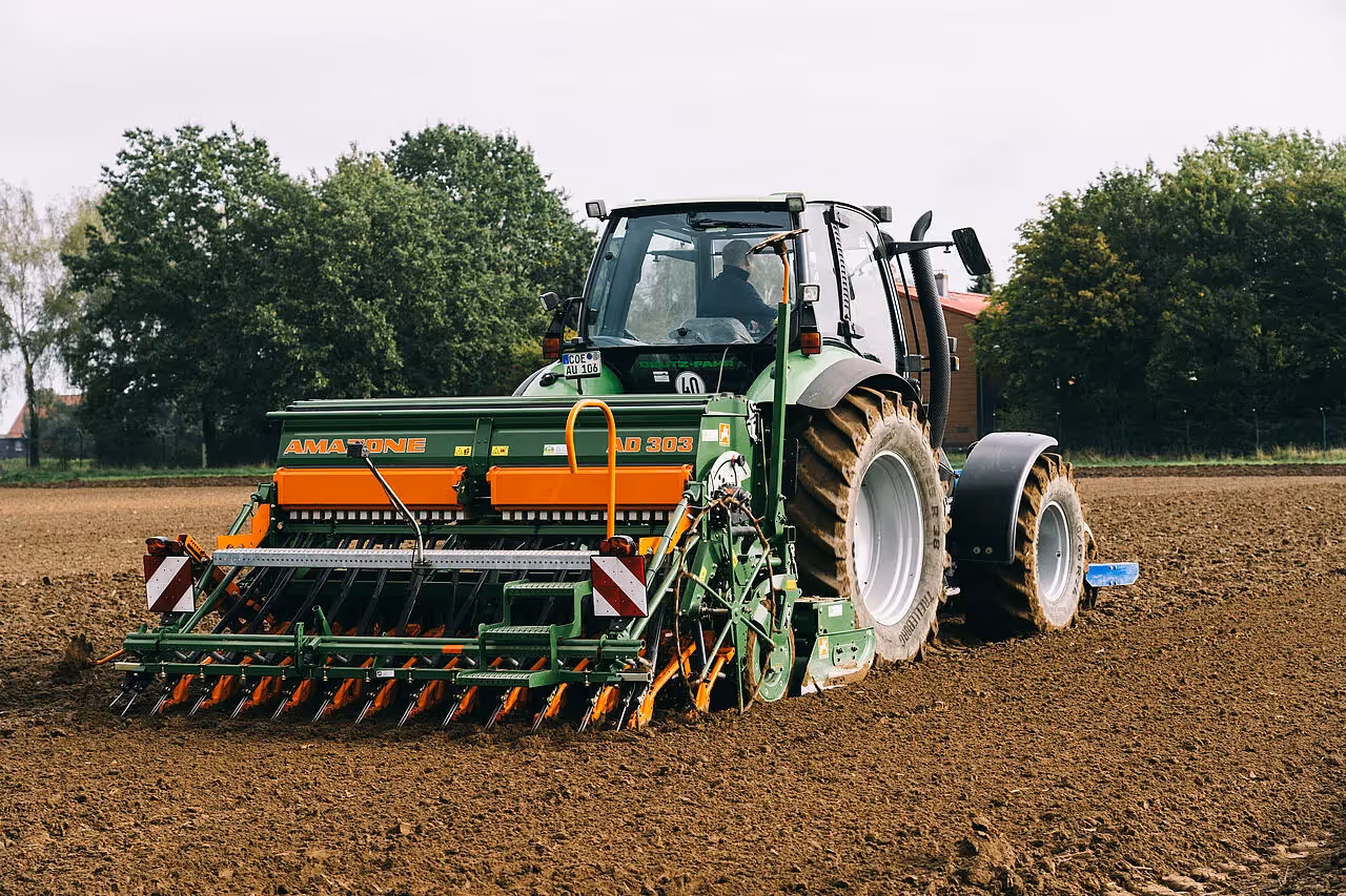 Entlang des Radwegs zeigen Landwirte, wie sie arbeiten