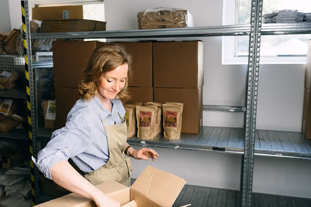 Frau beim verpacken von Produkten