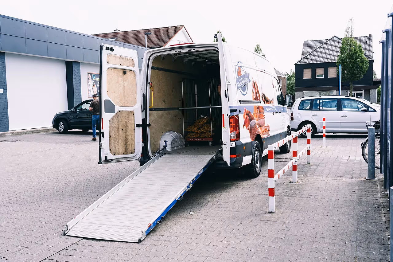 Lieferwagen mit Rampe während einer Lieferung von Produkten 