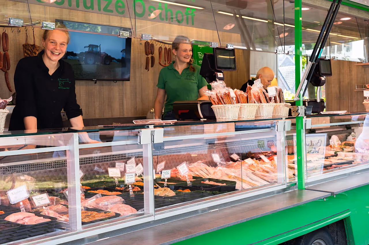 Frauen in einem Marktstand