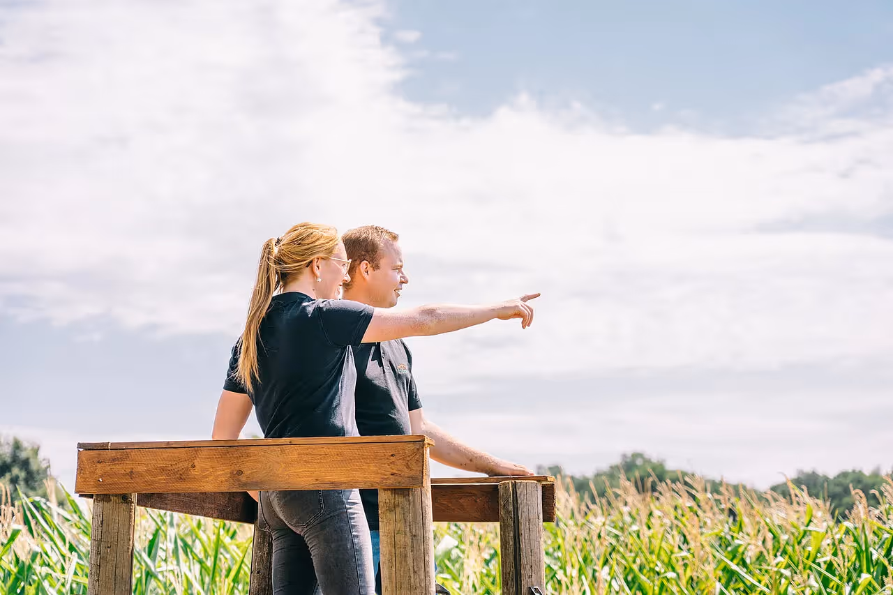 Zwei Menschen in einem Feld