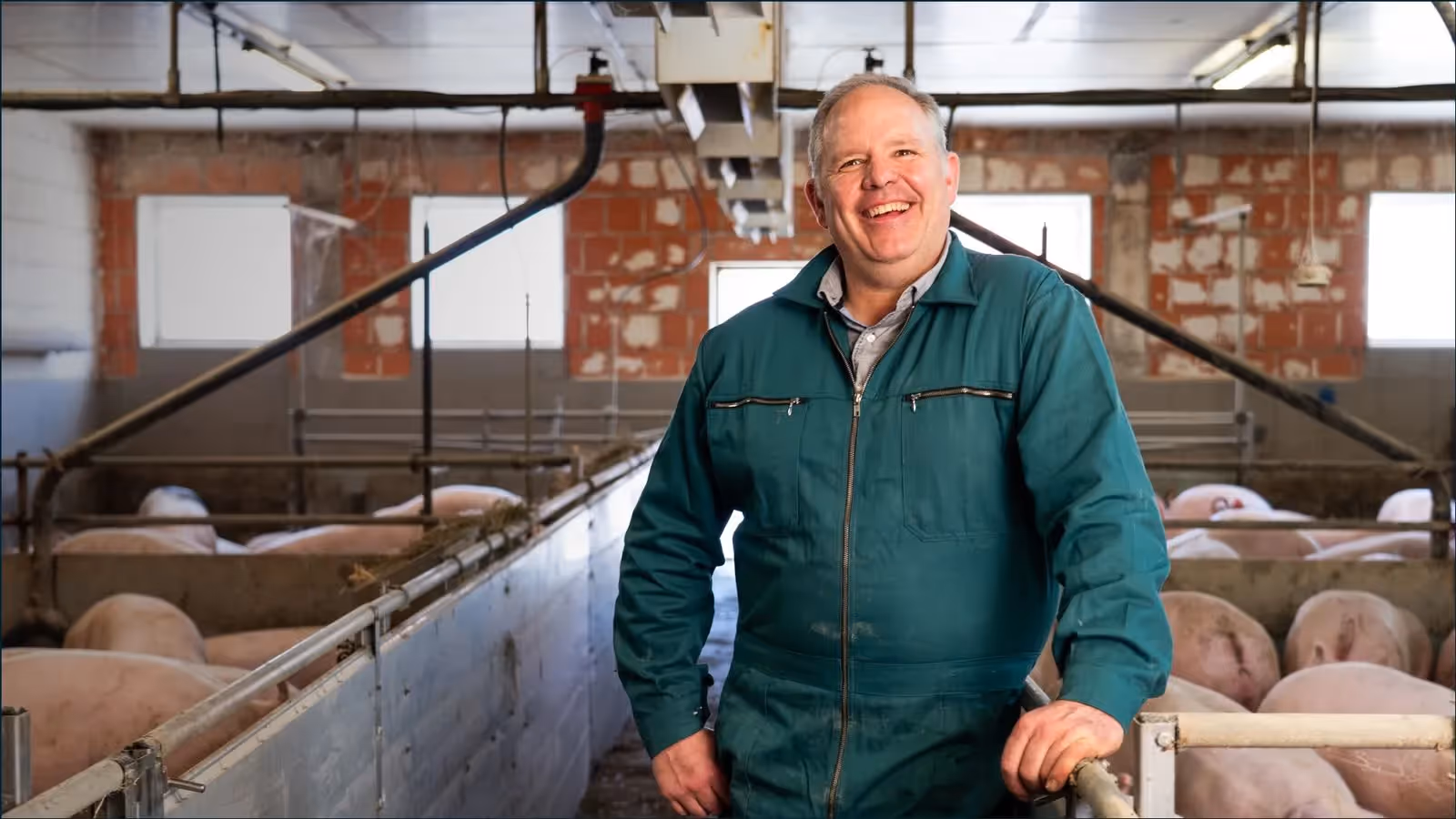 Drei Informationsblätter zu Landwirtschaft und Kampagne Landwirtschaft Mag Doch Jeder auf Holztisch.