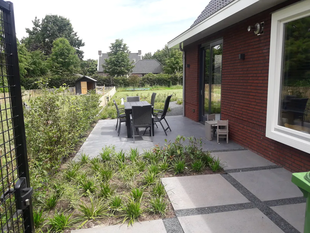 Een tuin met betonvloer.