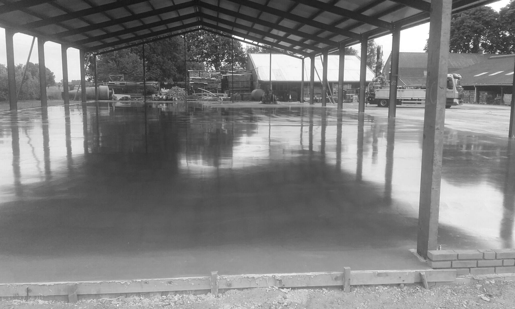 Een bedrijfsvloer in zwart-wit fotografie