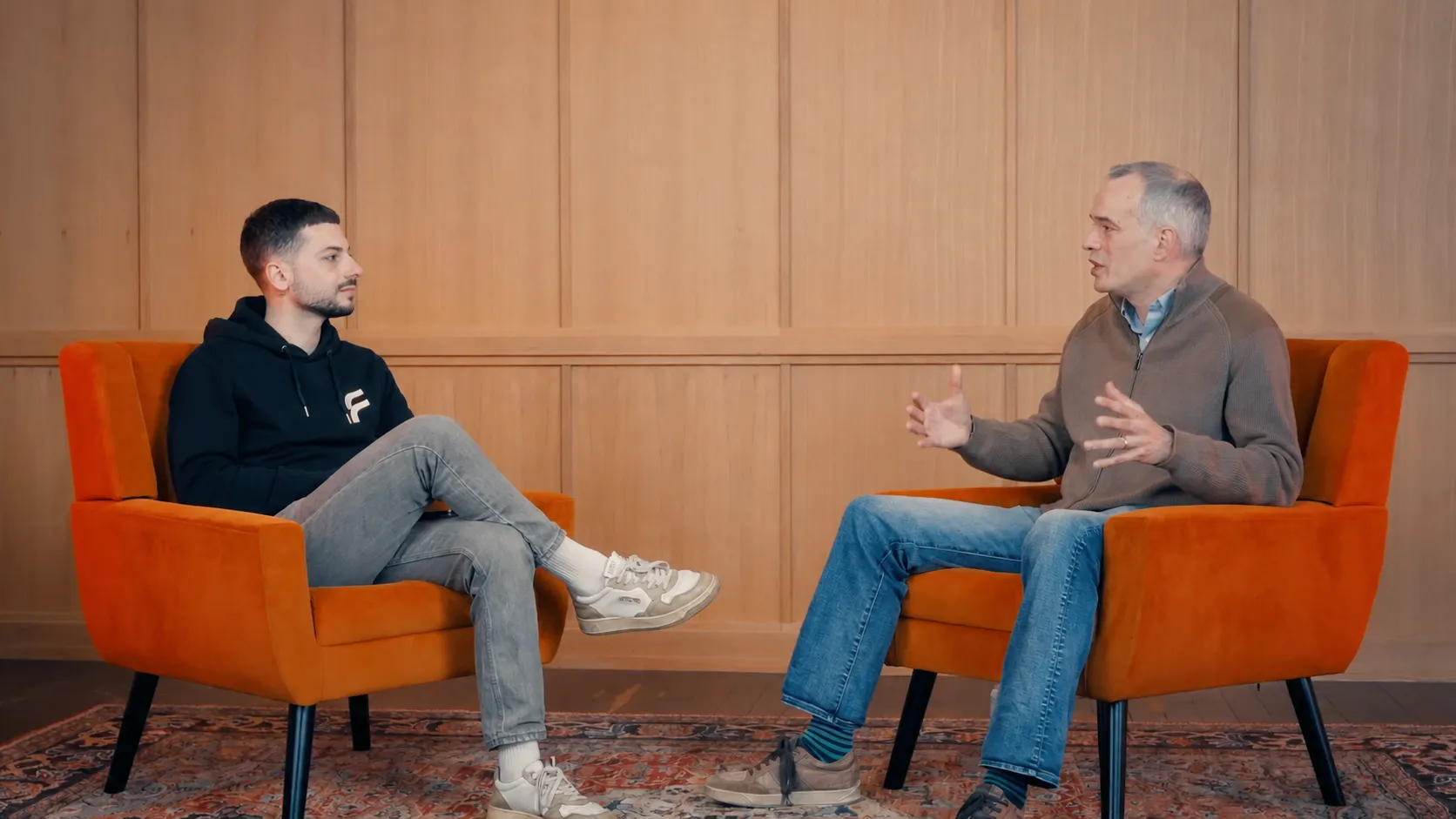 Interview Fundora sur Y Combinator, deux intervenants assis