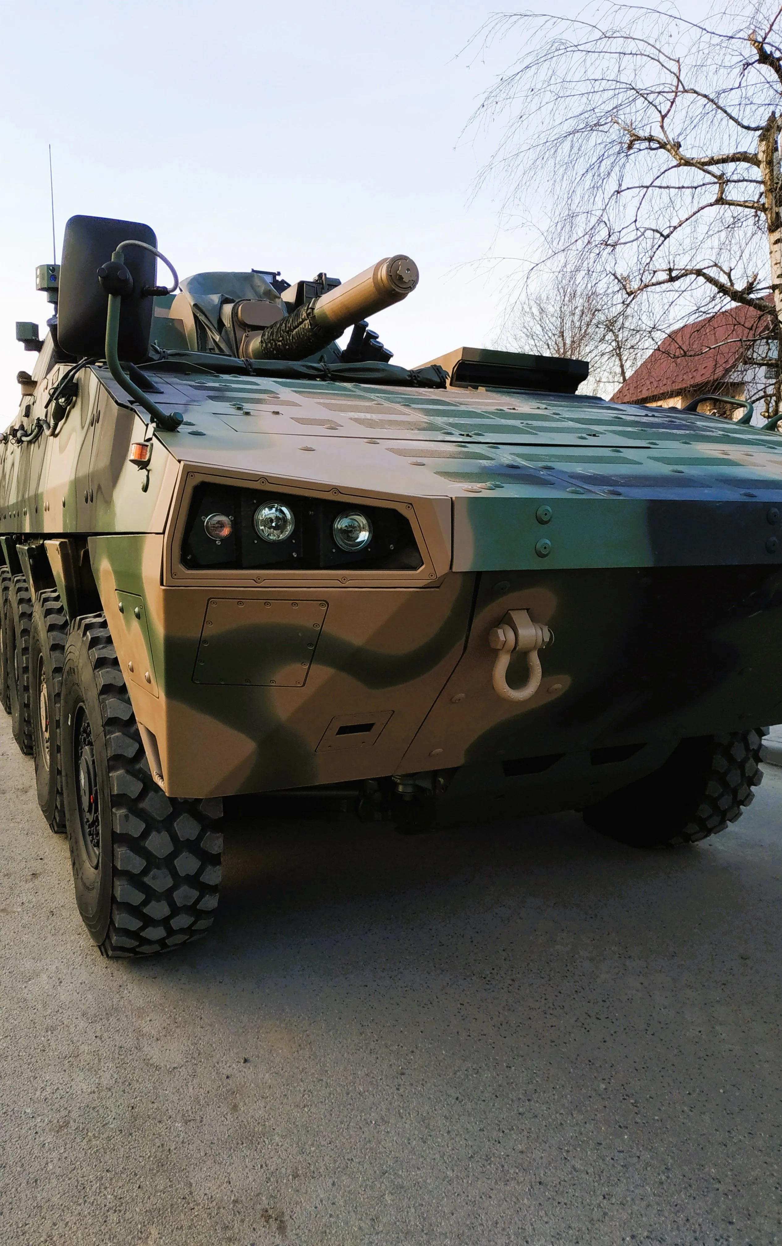 Véhicule blindé militaire, fonds d'investissement en défense