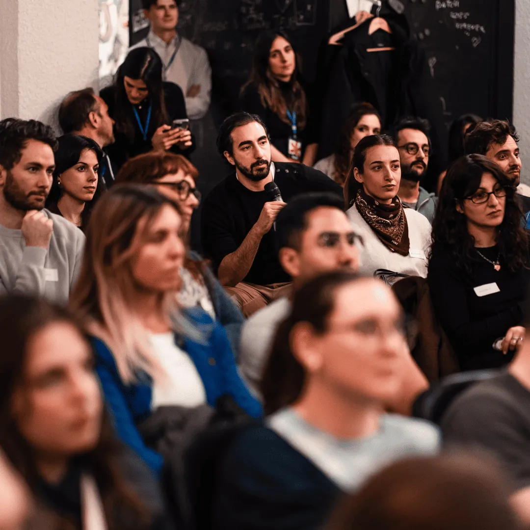 Public en audience écoutant un présentateur lors d'un événement
