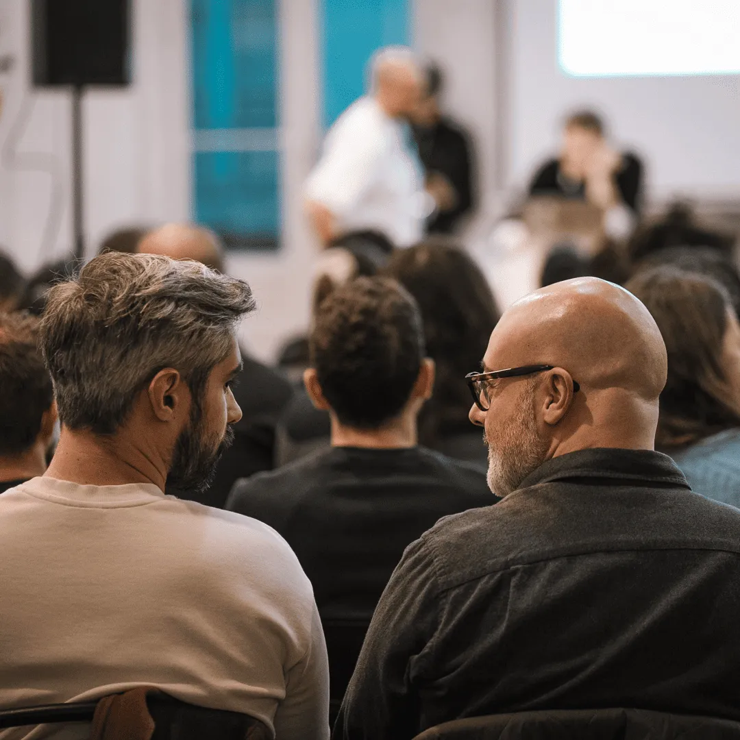 Personnes assises dans l'auditoire lors d'une présentation