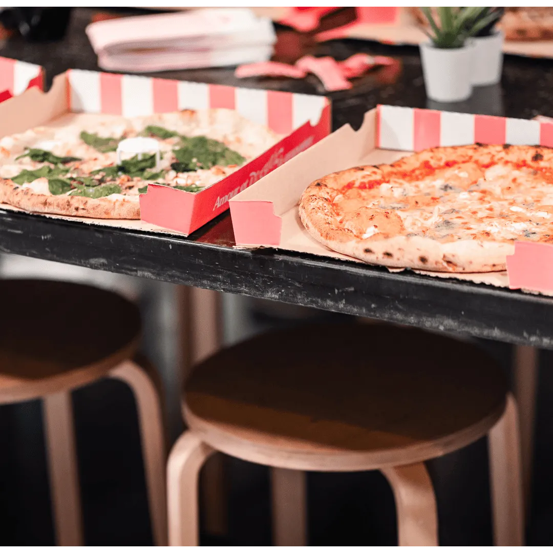 Table de pizzeria avec assiettes et chaises en bois