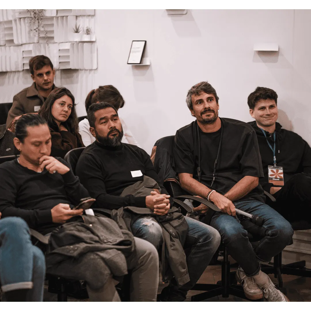 Groupe de designers posant ensemble lors d'un événement
