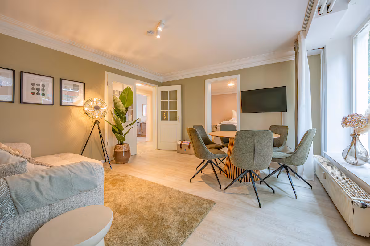 Eingang; und direkt ist man im Wohn-, und Essbereich und kann umgehend das schöne Apartment zelebrieren.