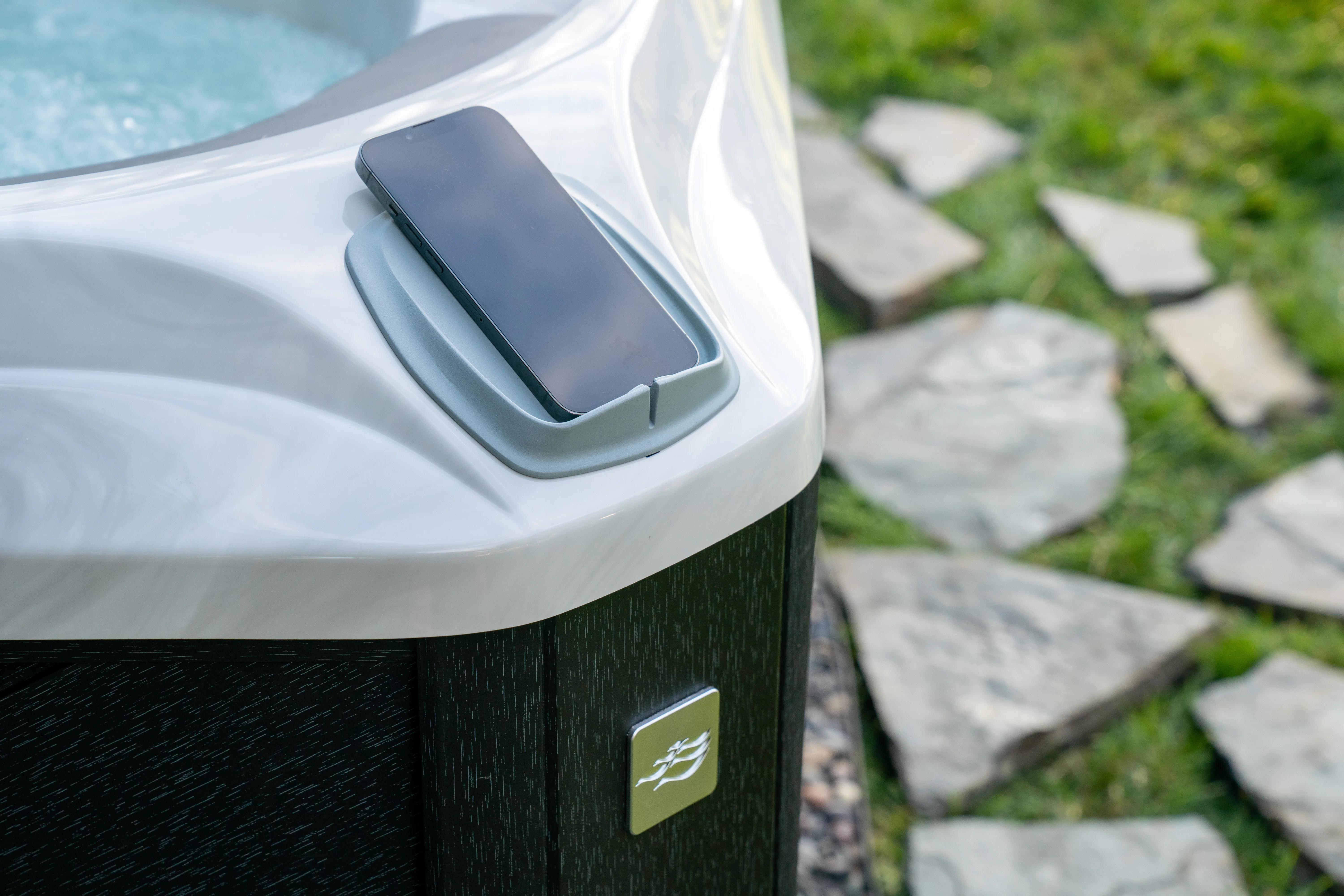 SDS_880_Optima_Platinum_Ironwood_WirelessCharger_06.jpg