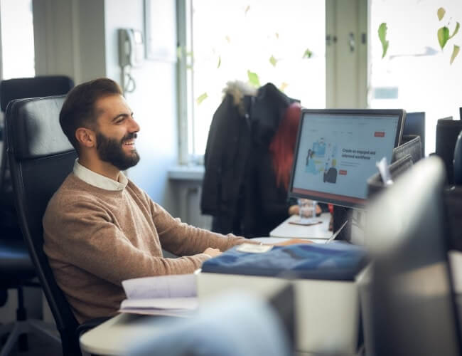 haiilo employee working in office