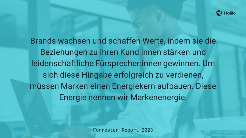 Brands wachsen und schaffen Werte, indem sie die Beziehungen zu ihren Kund:innen stärken und leidenschaftliche Fürsprecher:innen gewinnen. Um sich diese Hingabe erfolgreich zu verdienen, müssen Marken einen Energiekern aufbauen. Diese Energie nennen wir Markenenergie