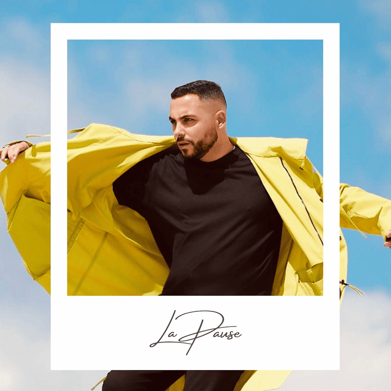 Man wearing a black shirt and yellow jacket spreading the jacket open against a clear blue sky background with text 'La Pause' below.