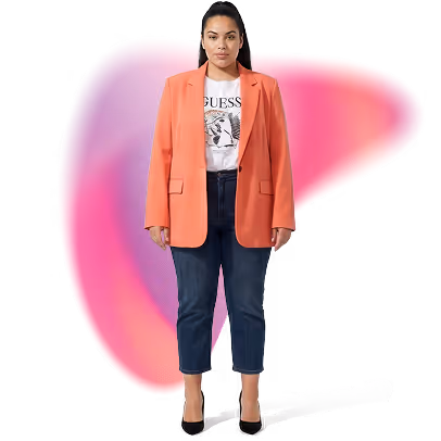 Freeday digitale medewerker vrouw in oranje blazer met roze gradient achtergrond