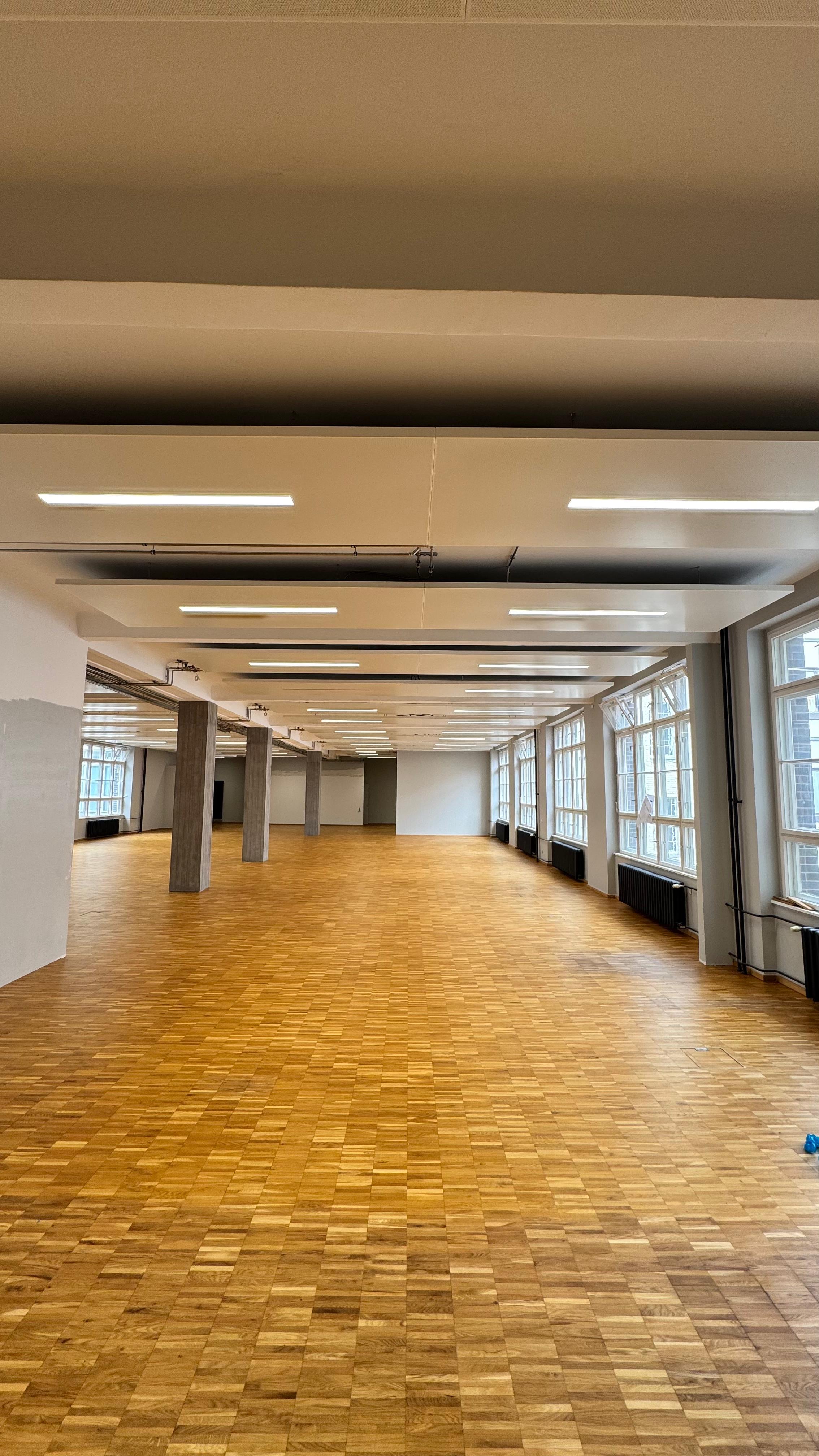 Große Bürofläche mit montierten Deckensegeln und Beleuchtung