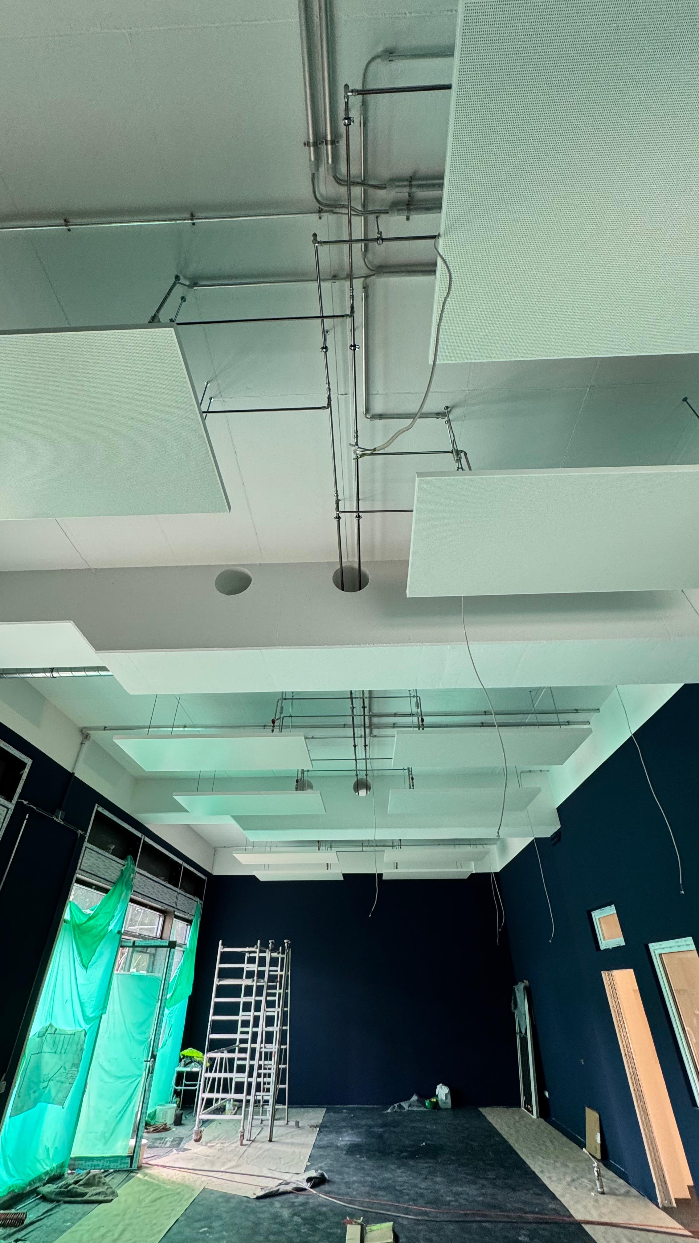 Montage von Heiz-/Kühldeckenelementen mit sichtbarer Leitungsführung an der Decke