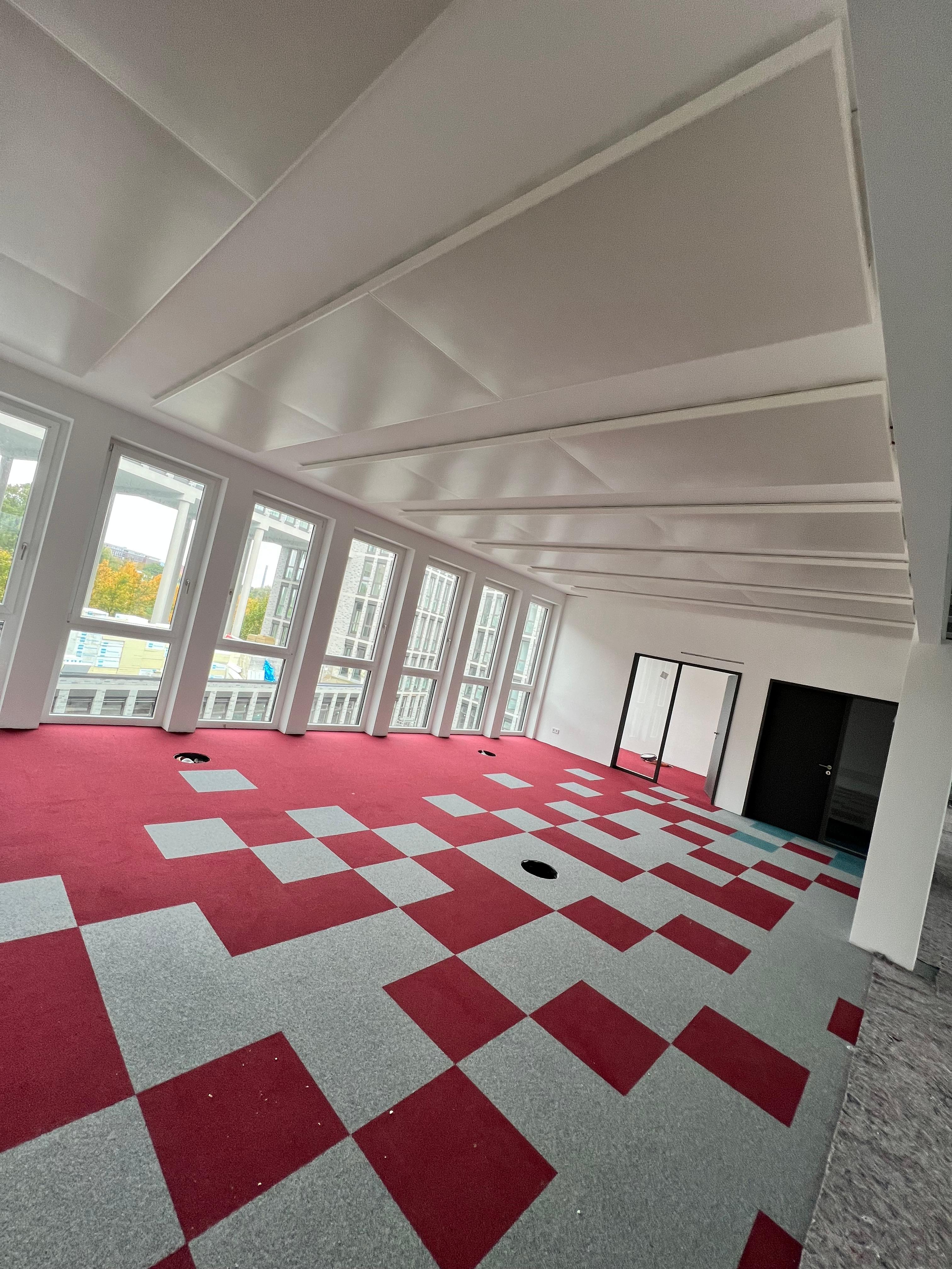 Bürofläche mit Hybridheiz-/kühldecke: montierte Deckenpaneele im Innenausbau.