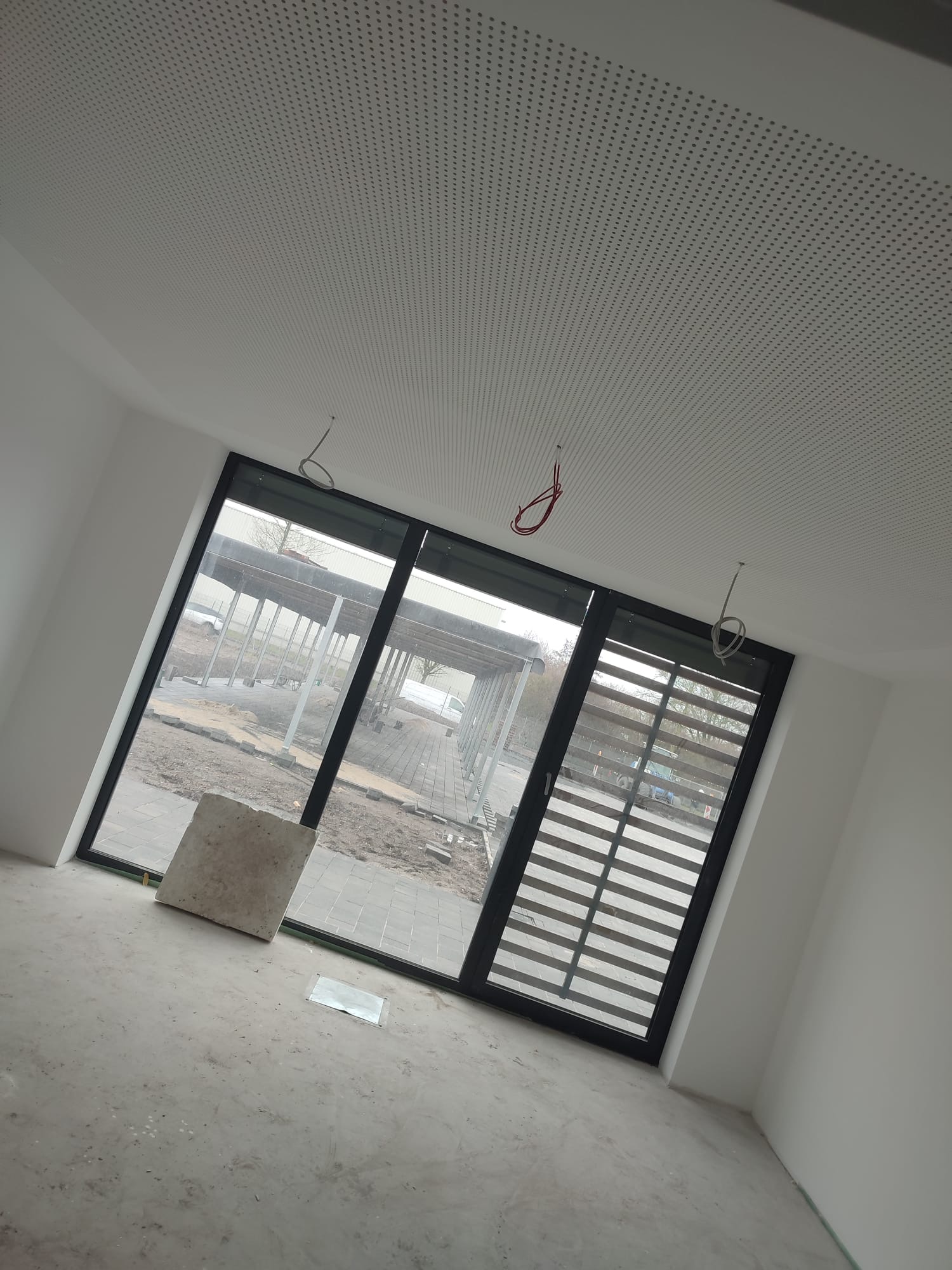 Innenraum mit montierter Gipskarton-Heiz-/Kühldecke