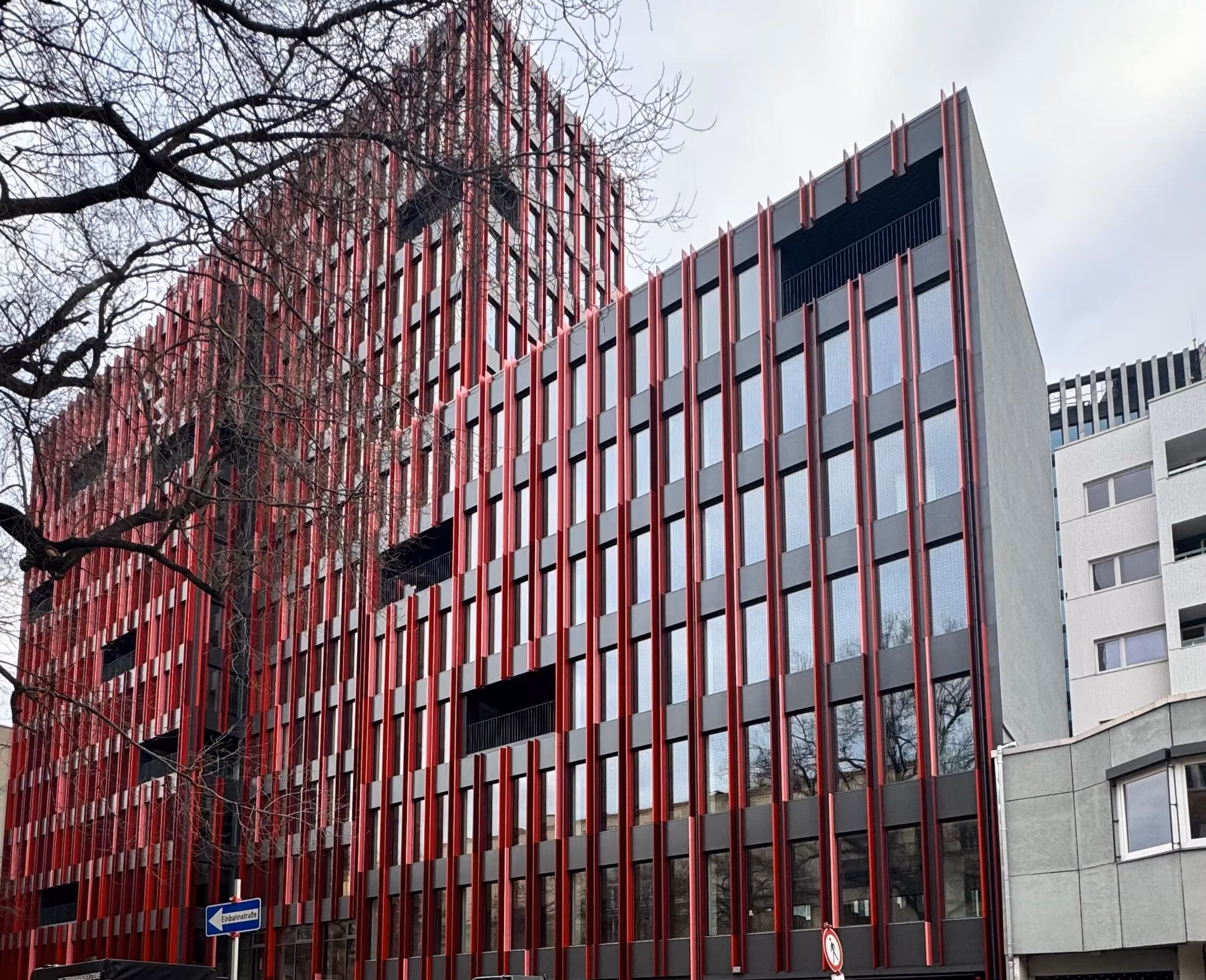 Bürogebäude in Berlin mit markanter roter Fassadenstruktur (Referenzprojekt)