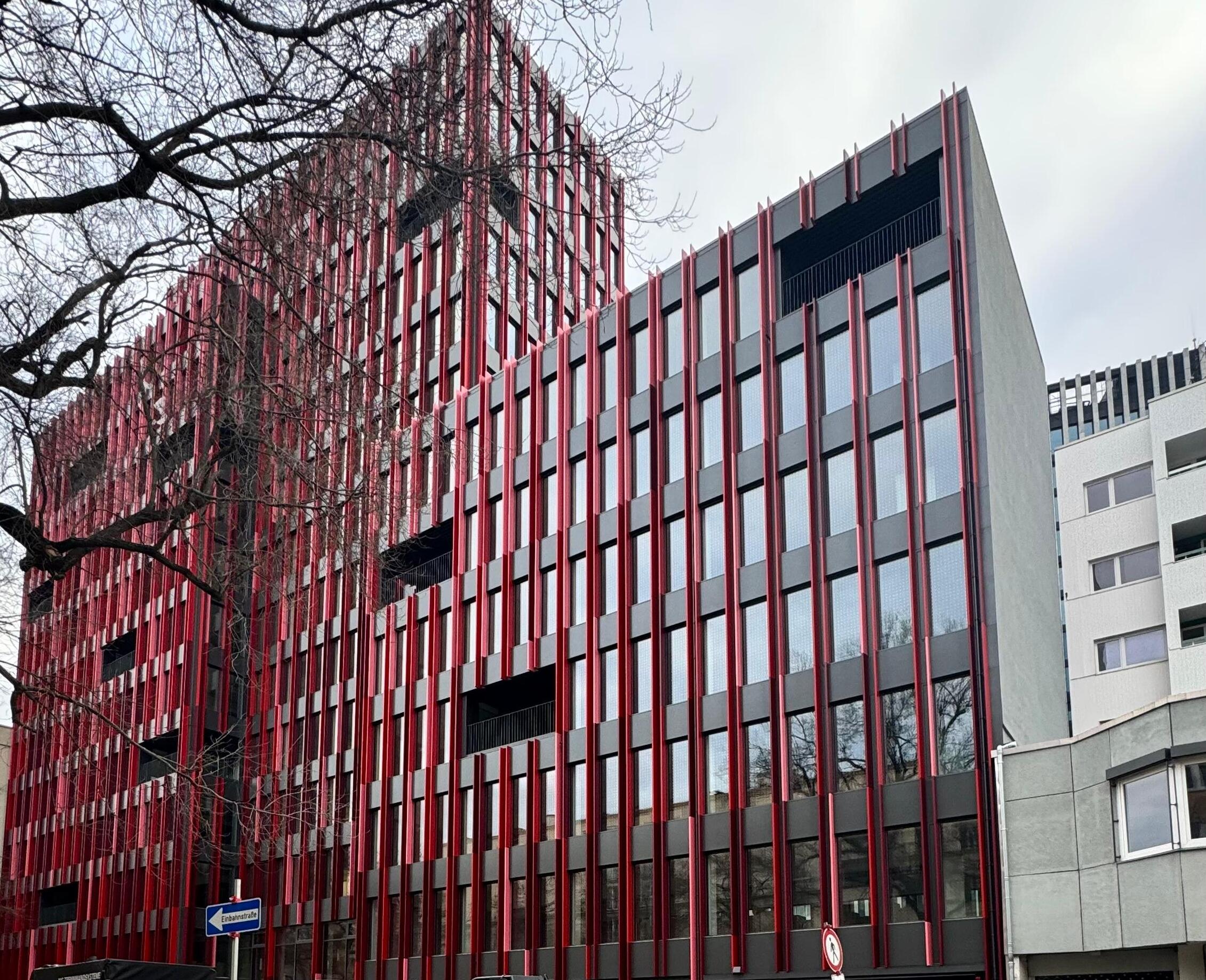 Bürogebäude in Berlin mit markanter roter Fassadenstruktur (Referenzprojekt)