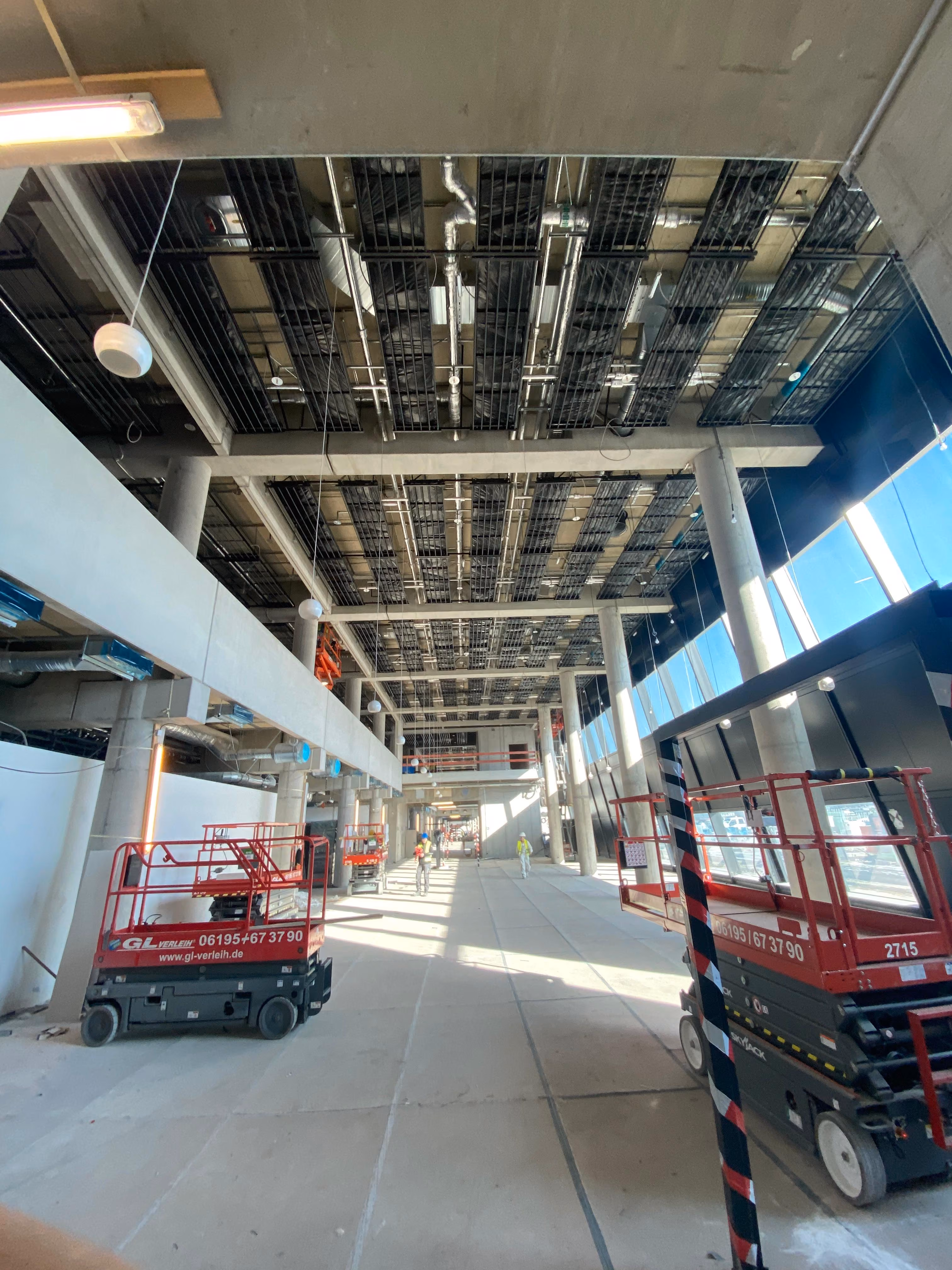 Montagebereich im Flughafen Frankfurt – Blick auf Decke und Installationen (Referenzprojekt)