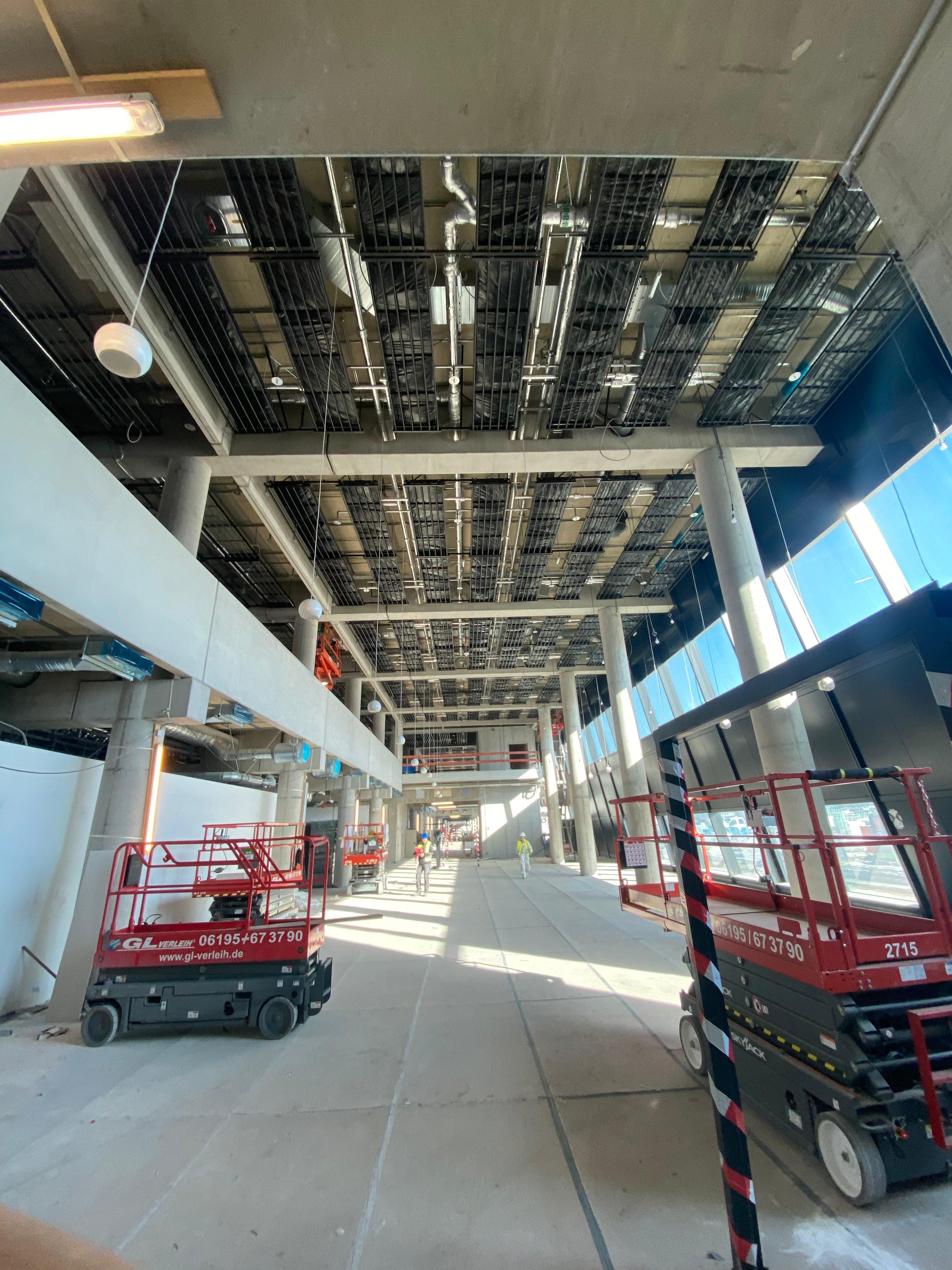 Montagebereich im Flughafen Frankfurt – Blick auf Decke und Installationen (Referenzprojekt)