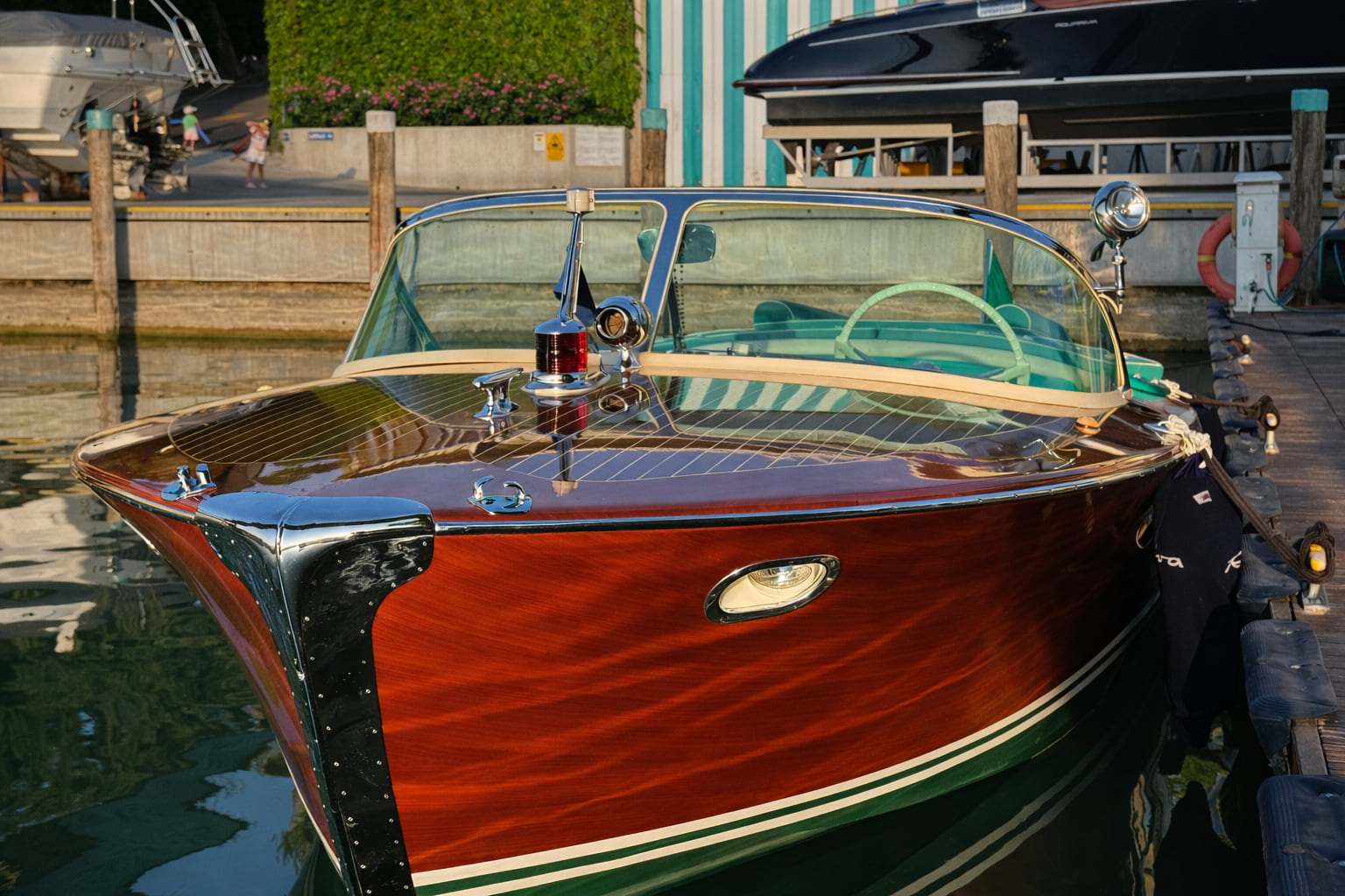 Motoscafo vintage in legno con sedili turchesi ormeggiato al molo