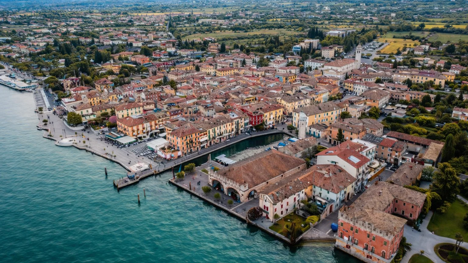 Vista aerea di Lazise sul Lago di Garda con porto, barche e case colorate