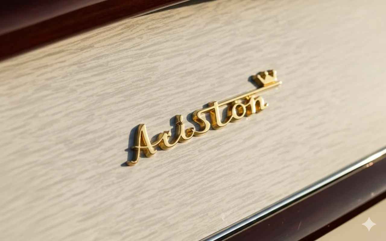 Logo Ariston in metallo dorato su superficie in legno chiaro di un motoscafo vintage