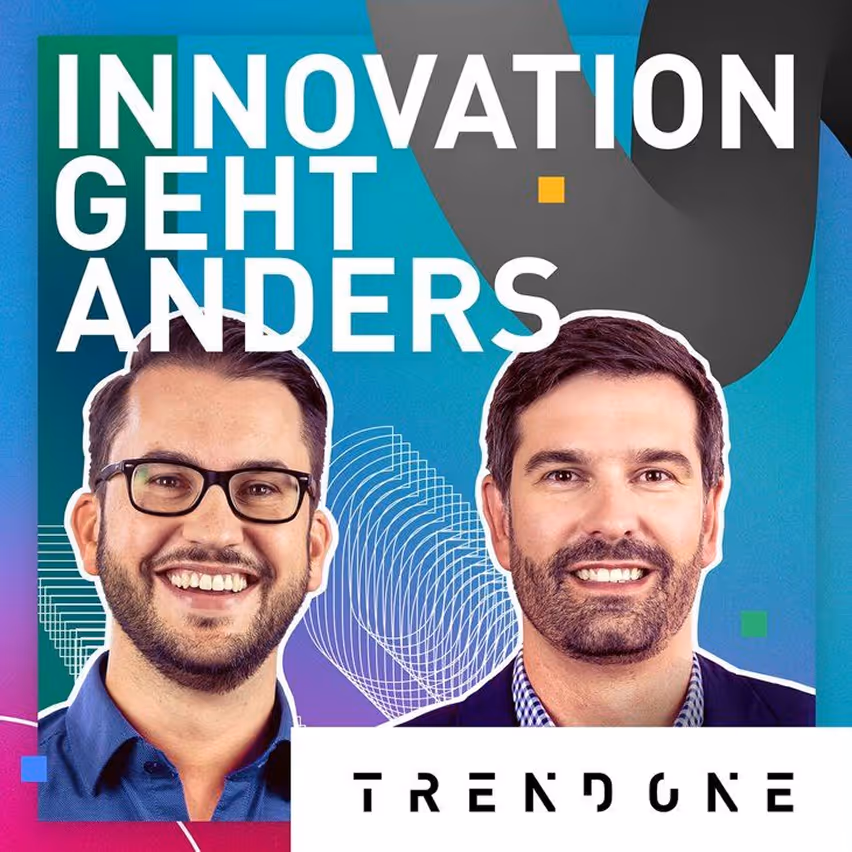 Zwei lächelnde Männer vor blau-lila Hintergrund mit dem Text ‚Innovation geht anders‘ und dem Logo ‚TRENDONE‘.