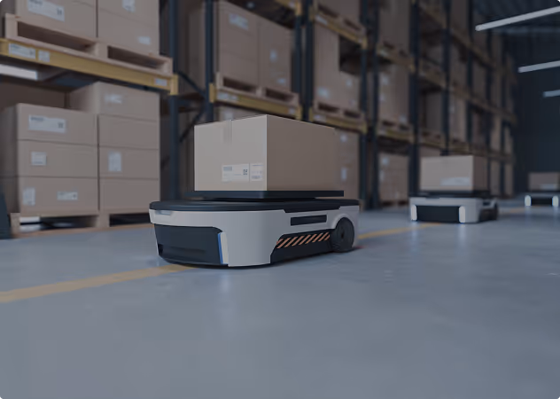 Autonome Lagerroboter transportieren Kartons in einem modernen Lagerhaus mit Regalen voller Pakete.